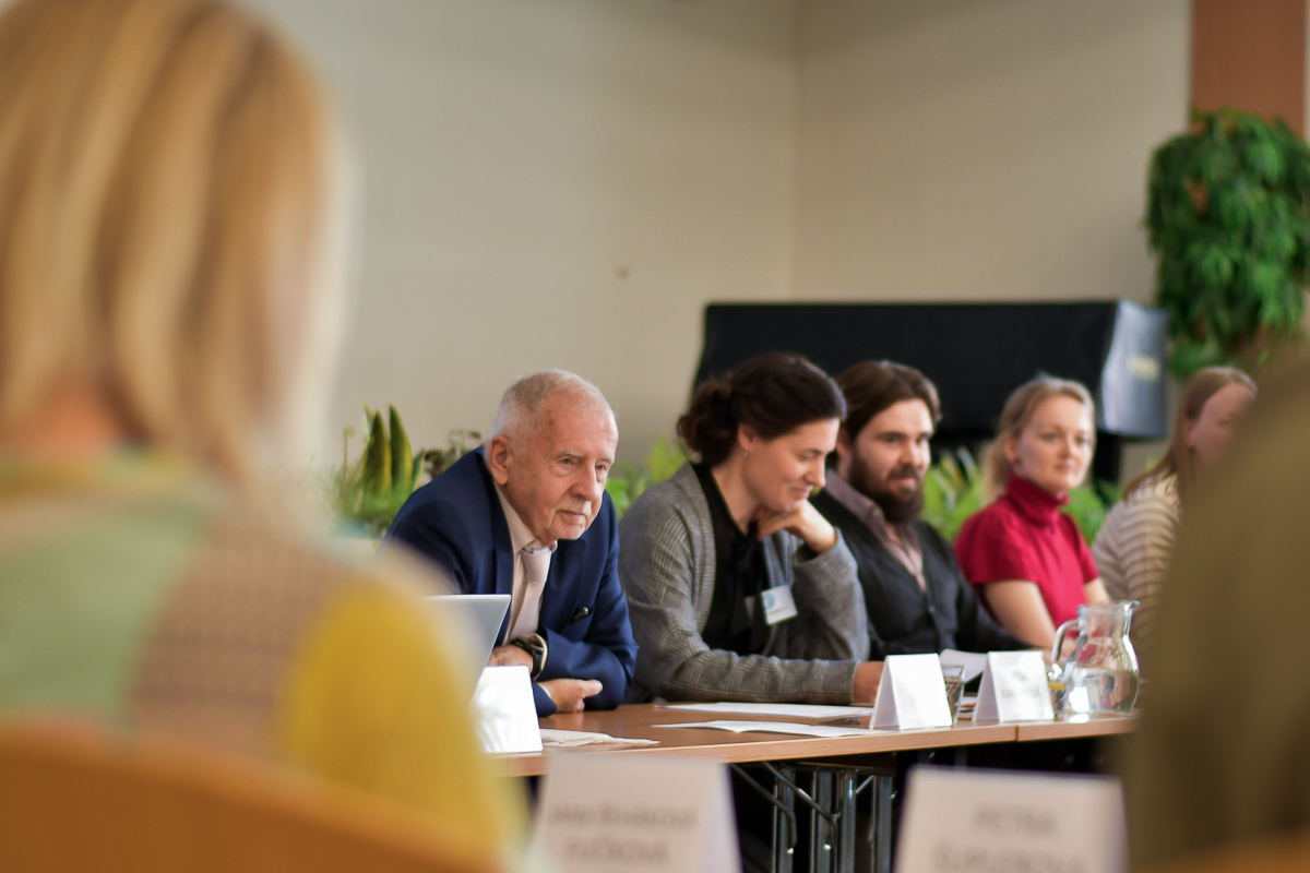 Mezi diskutujícími je i pan ombudsman Stanislav Křeček. Sedí obklopen právníky u kulatého stolu
