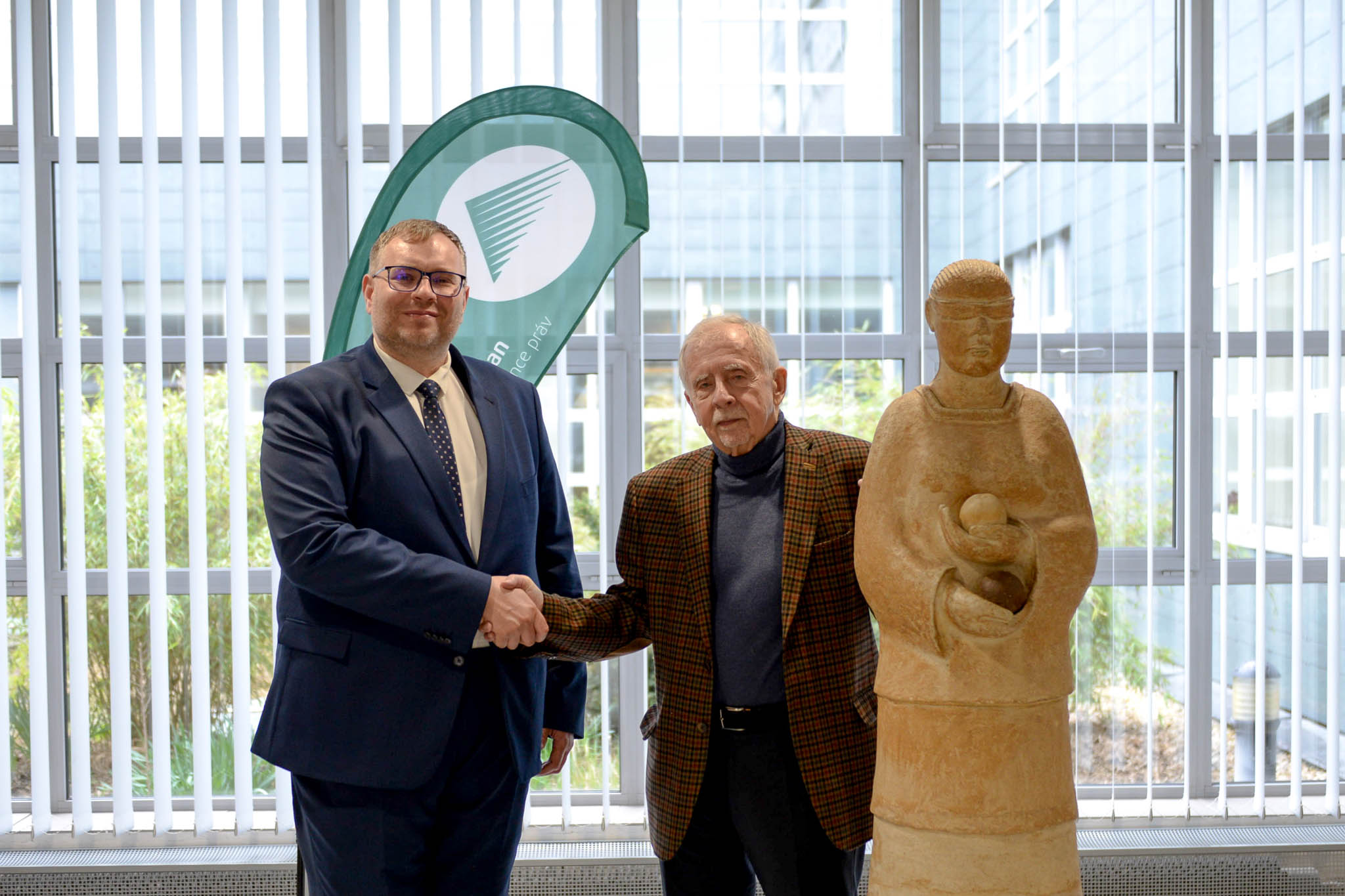 Slovenský ombudsman Róbert Dobrovodský a český ombudsman Stanislav Křeček u Sochy spravedlnosti v Kanceláři ombudsmana a dětského ombudsmana