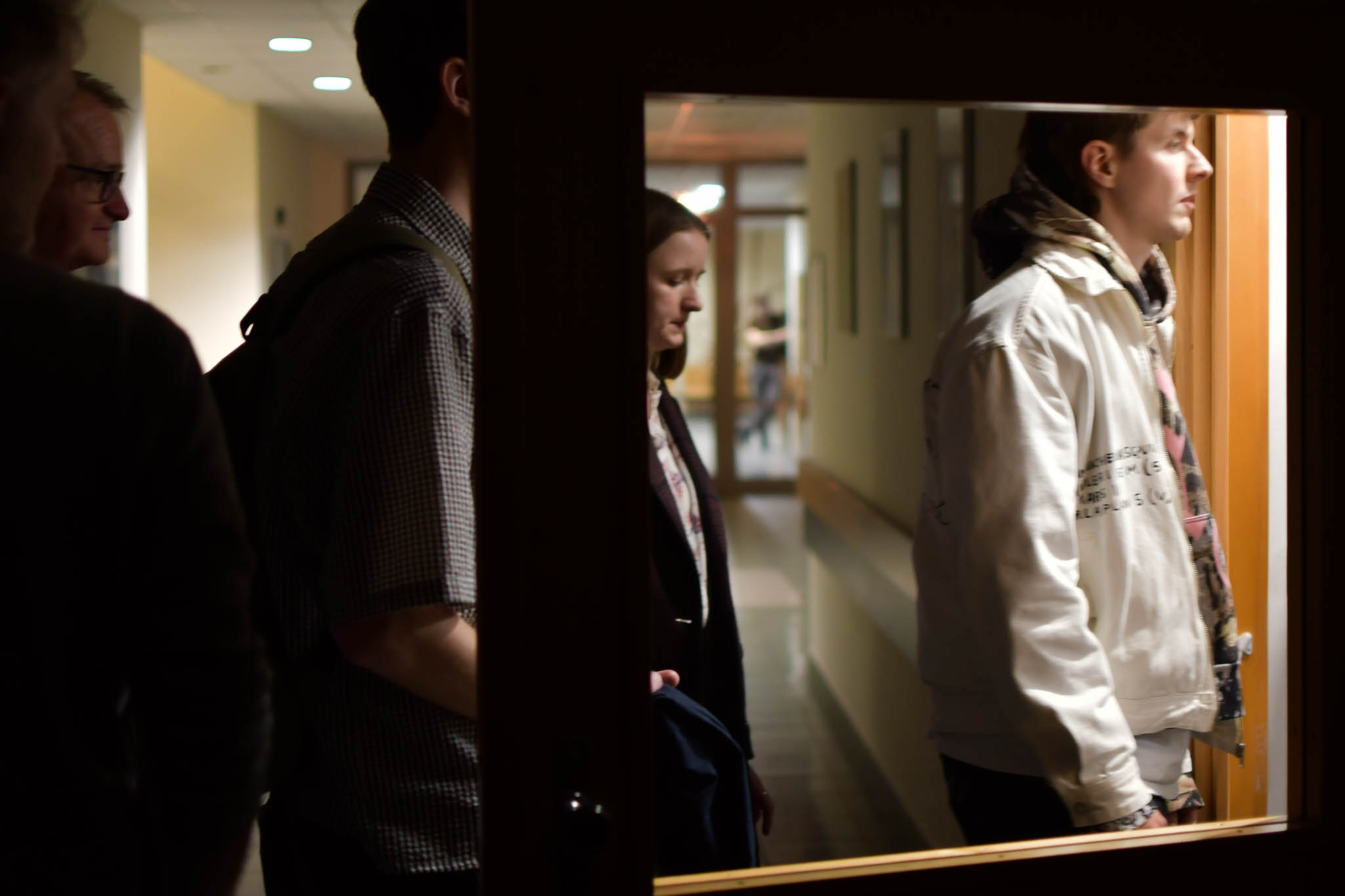 Na fotce vchází skupinka návštěvníků do jedné ze sekcí naší kanceláře.