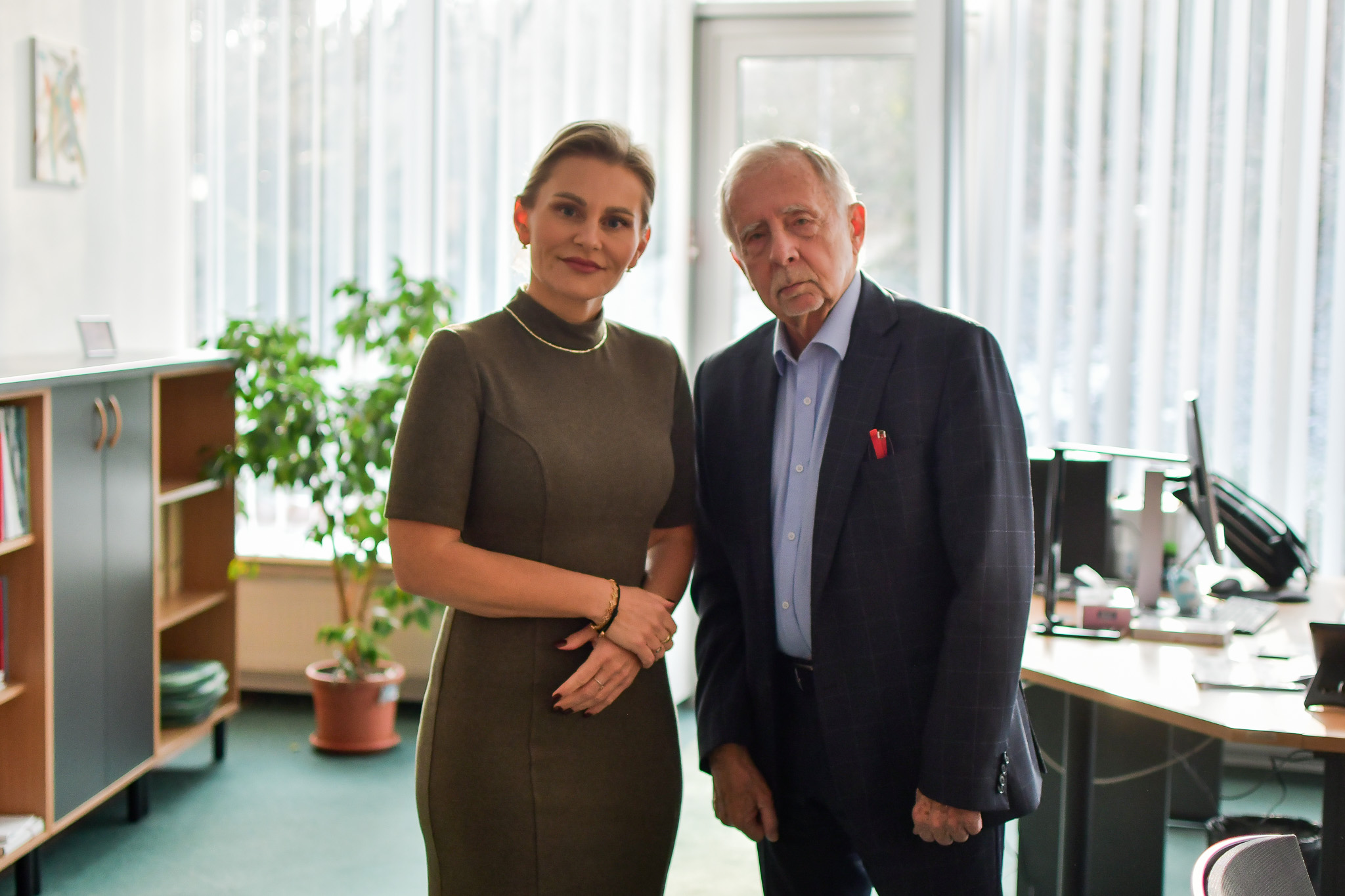 Ombudsman Stanislav Křeček pózuje po boku vládní zmocněnkyně pro lidská práva Taťány Malé.