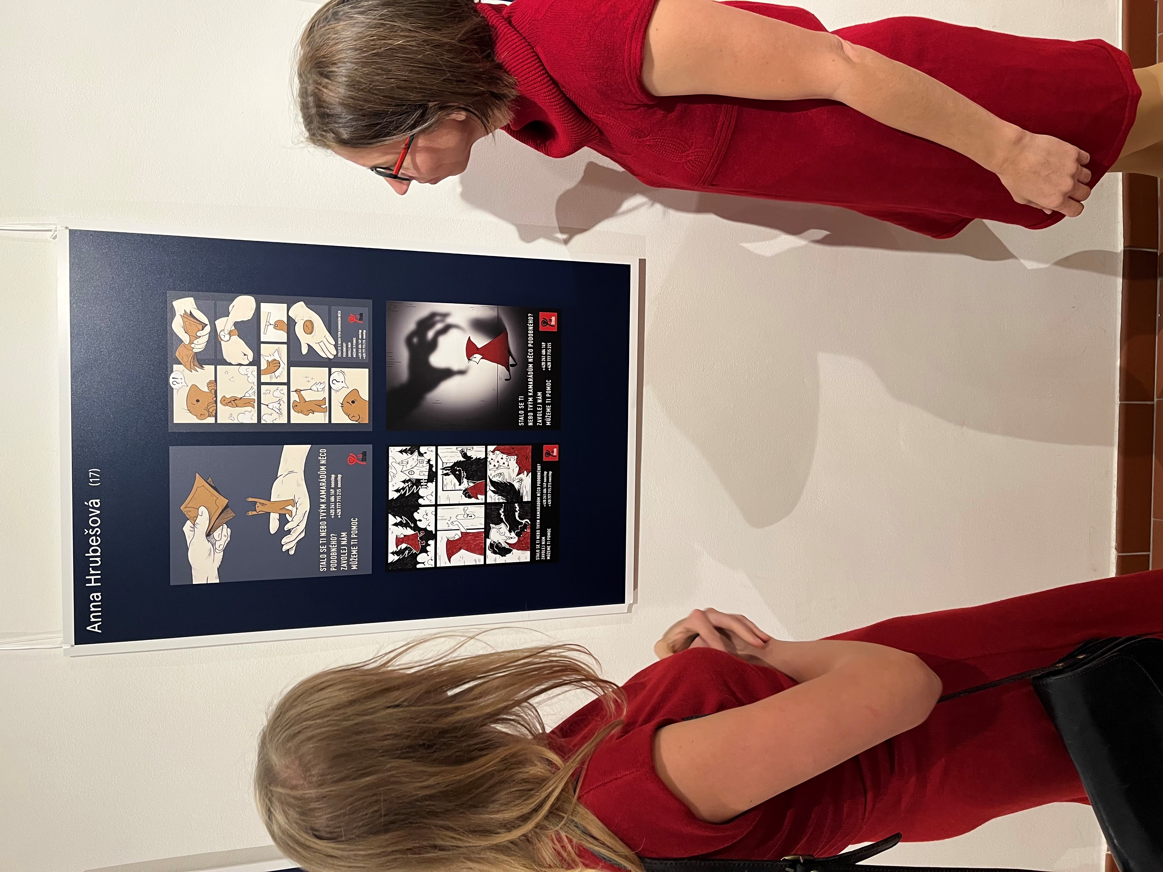 Na fotografii si právničky Kanceláře ombudsmana prohlížejí vystavovaný obrázek.