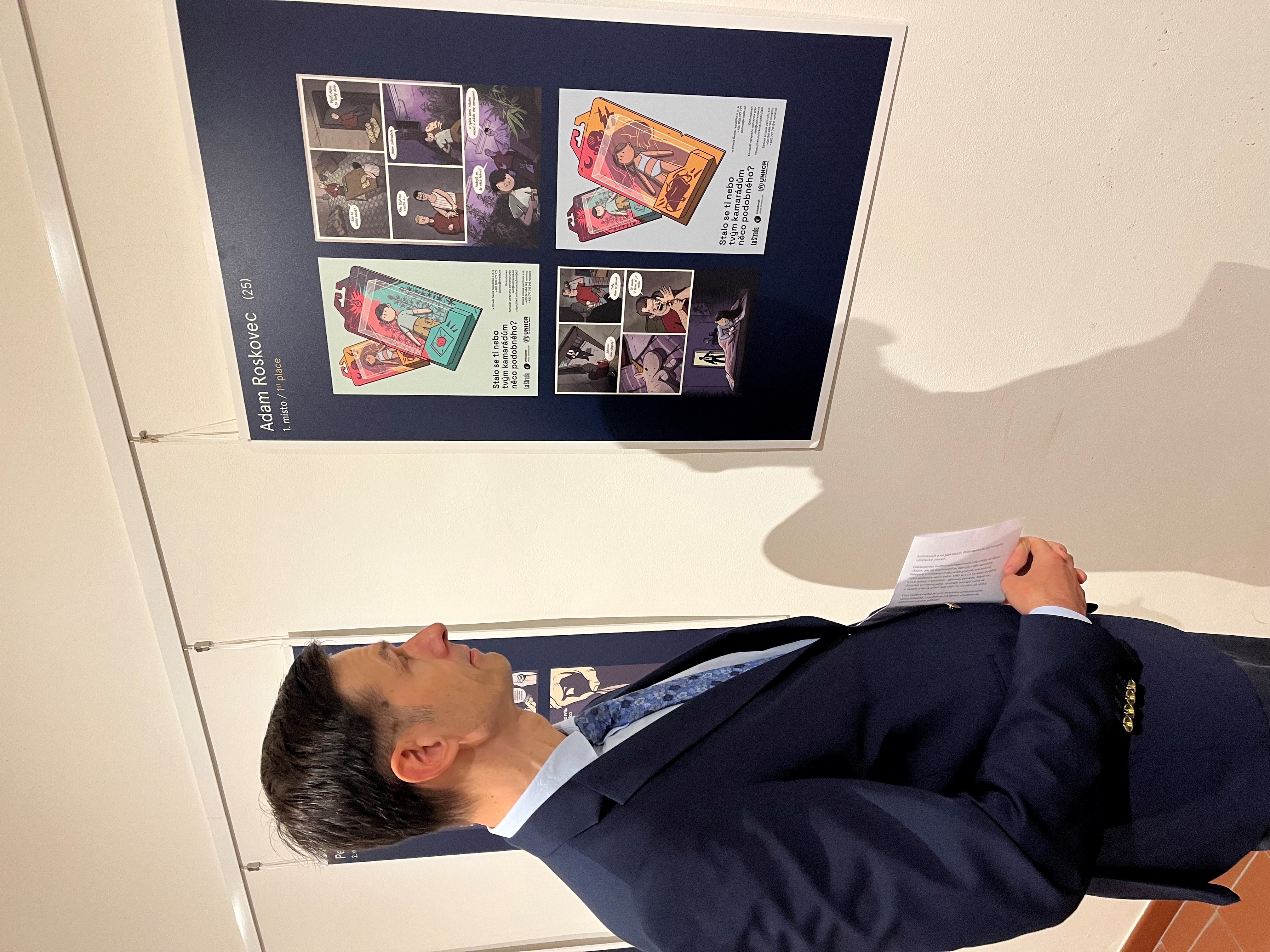 Na snímku ze zástupce dětského ombudsmana, jak si prohlíží jedno z vystavovaných děl.