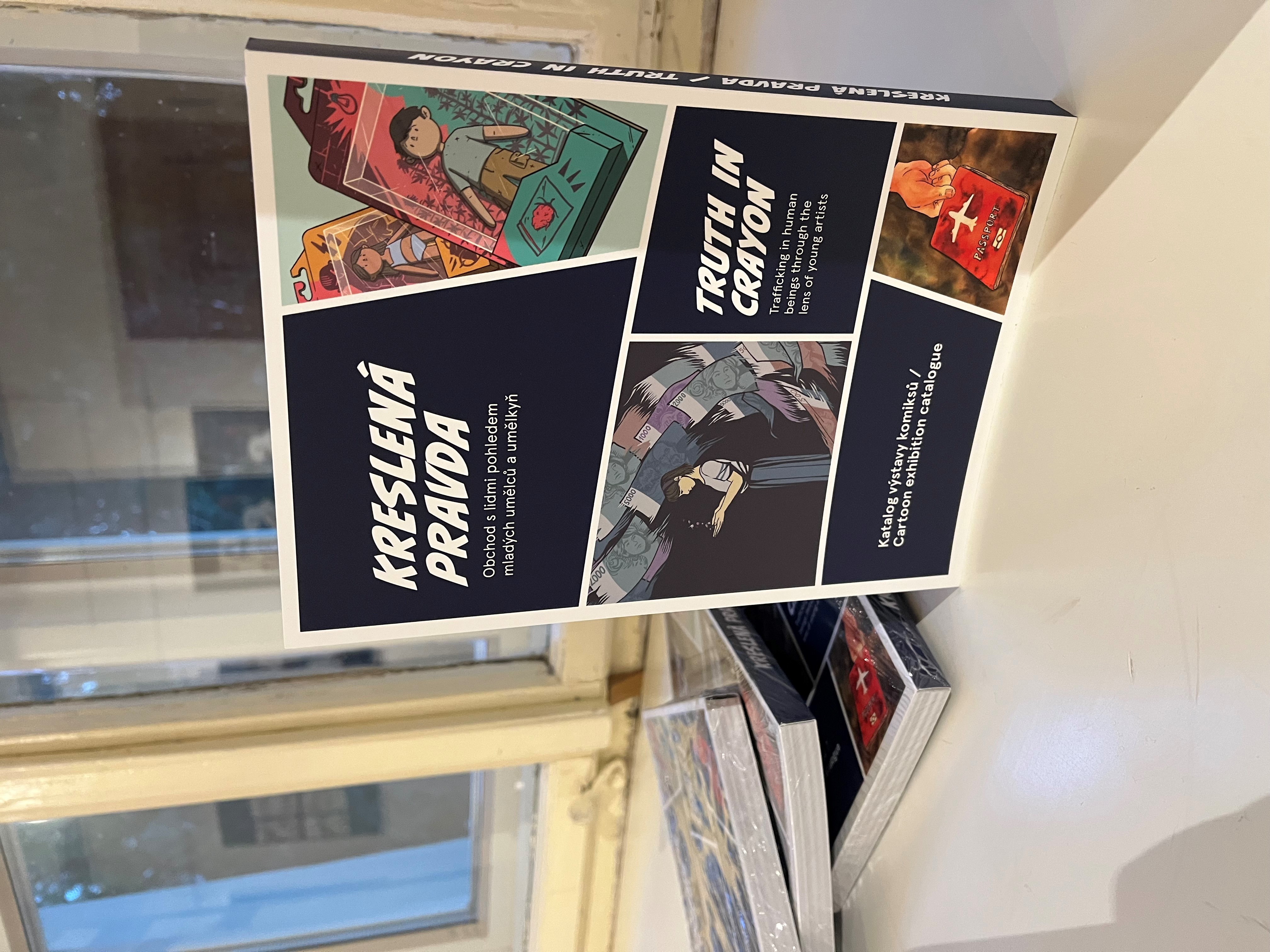 Na snímku je katalog z vernisáže se všemi výtvarnými pracemi.