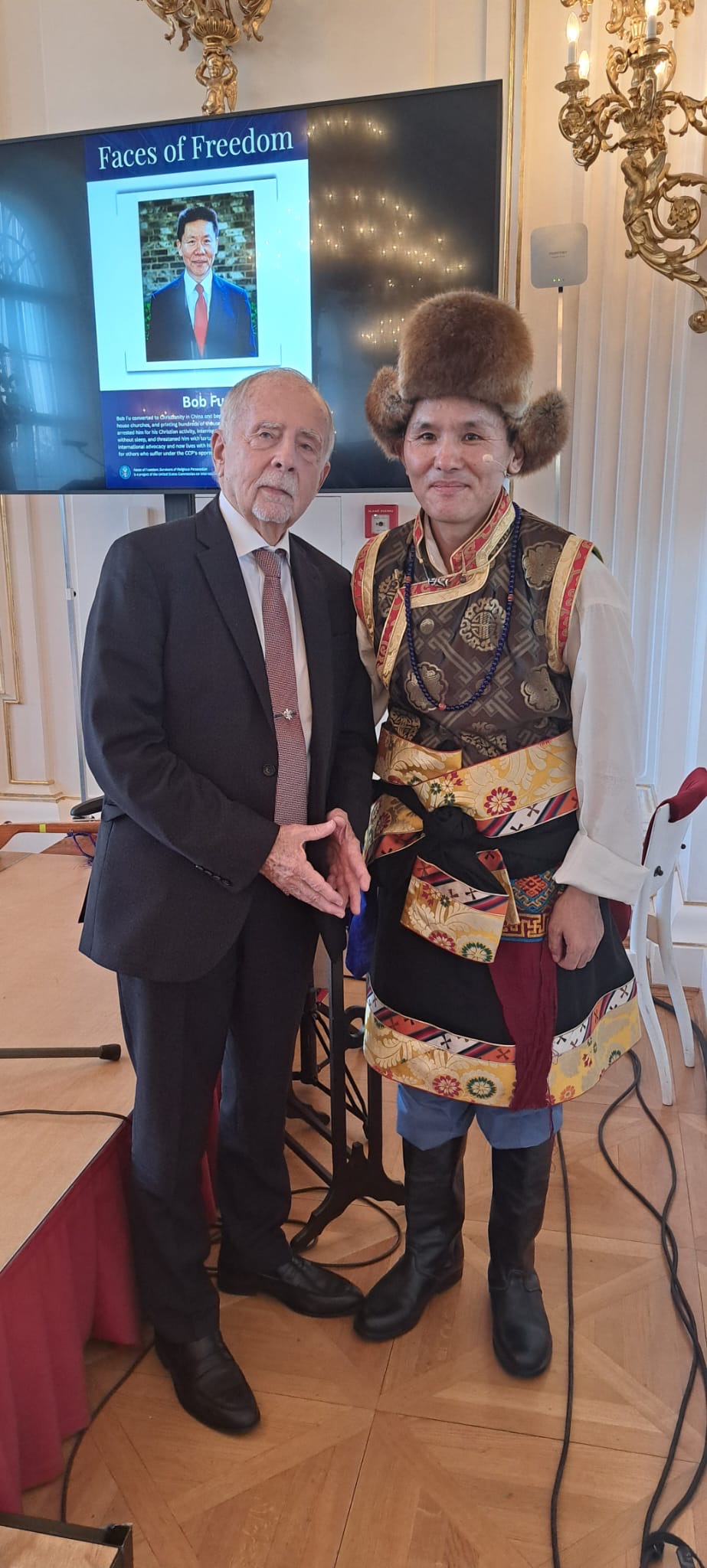 Foto Stanislav Křeček se zpěvákem tibetské skupiny White yak.