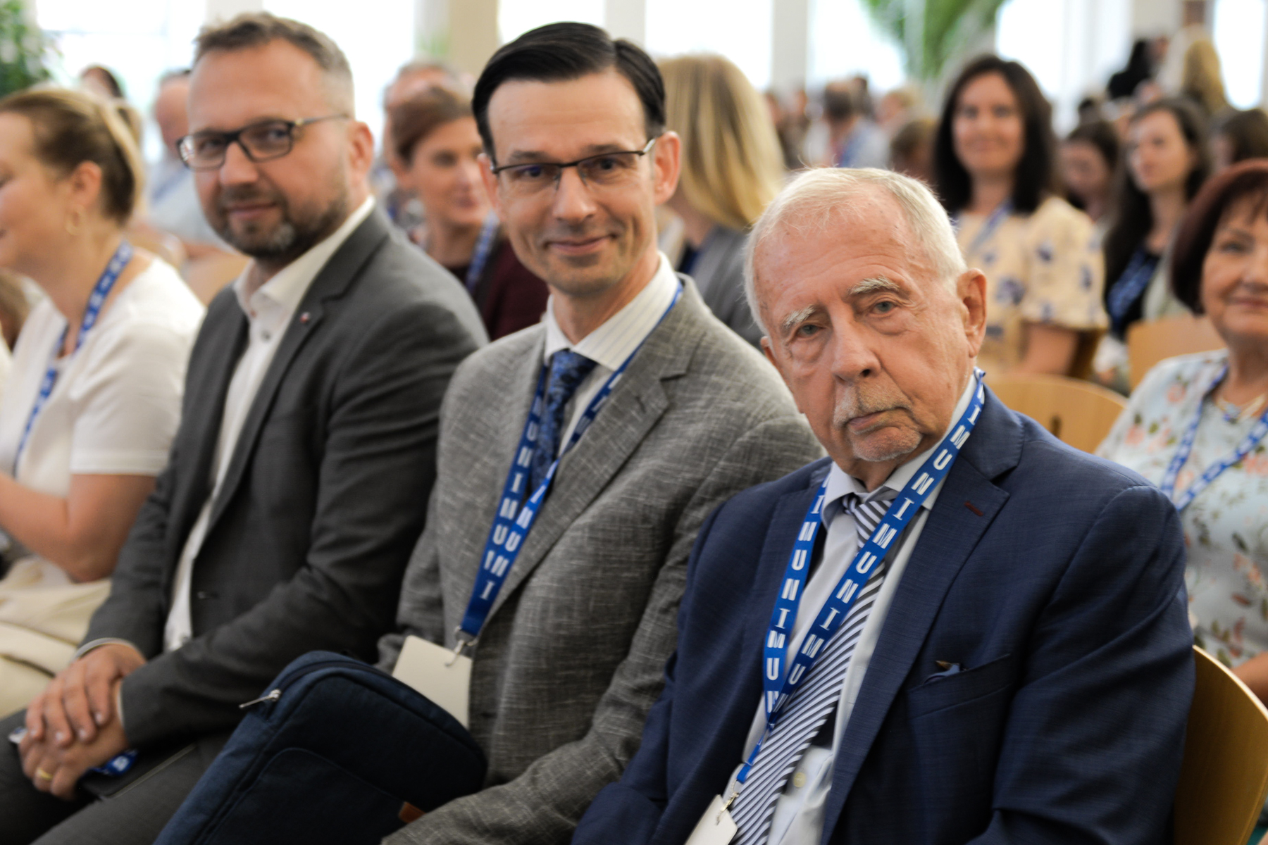 Publikum Fóra aktivního stárnutí. V popředí sedí Stanislav Křeček, Vít Alexander Schorm a Marian Jurečka.