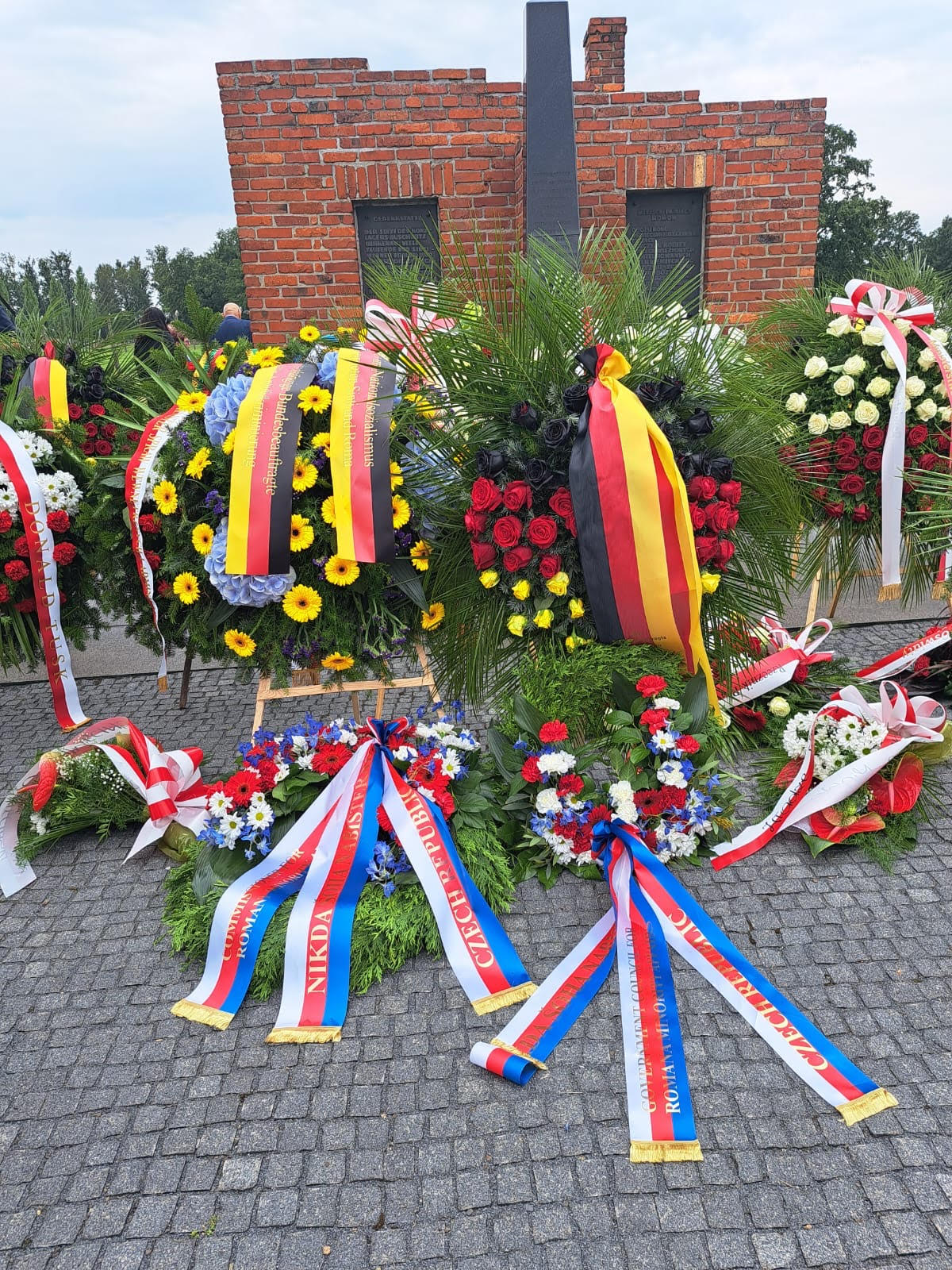 commemorate wreaths