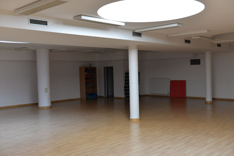Na fotografii je zachycena prázdná víceúčelová místnost.